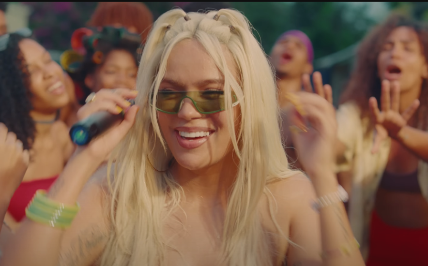 Karol G se monta en la ola del merengue con "Si antes te hubiera conocido"; el video se grabó en San Pedro de Macorís