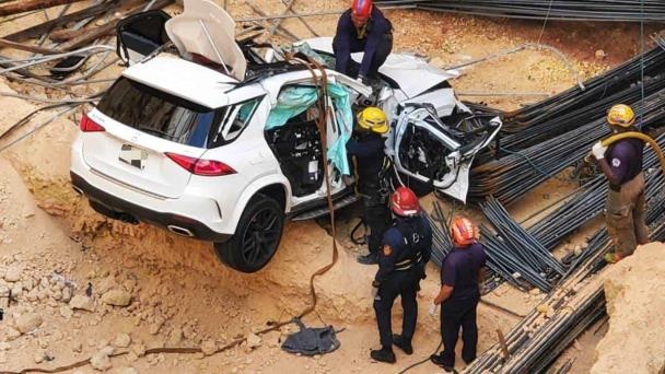 Dos muertos y otras dos heridos luego de que un vehículo cayera en una construcción en la calle El Buen Pastor