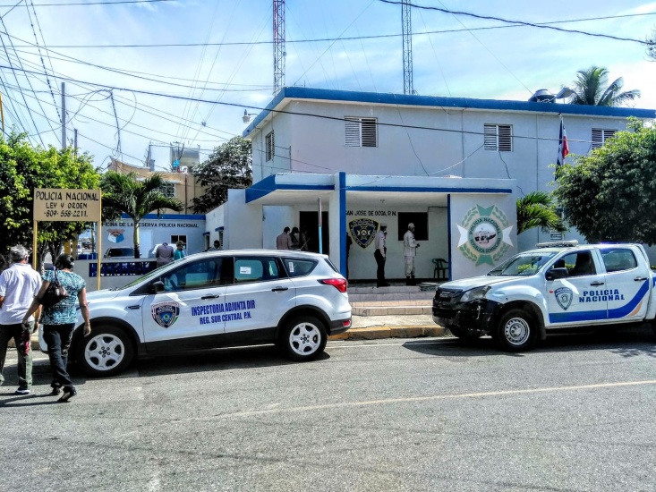 Policía informa caen dos de tres delincuentes que realizaban un asalto en un establecimiento comercial en San José de las Matas