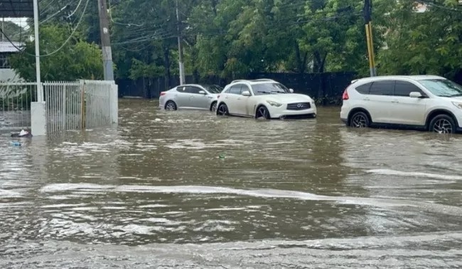 Lluvias provocan grandes inundaciones y colapso de pared en Santiago