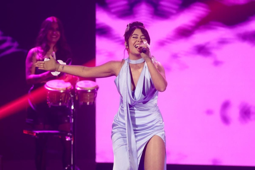 JULIANA, la talentosa cantautora colombiana, deslumbró en el tributo a Gloria Estefan en los premios Billboard Mujeres en la Música Latina
