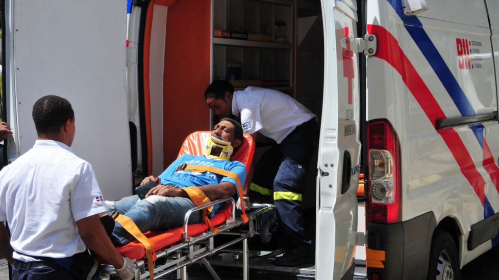 Se produce accidente de tránsito entre minibús y yipeta en avenida Kennedy próximo a Lope de Vega