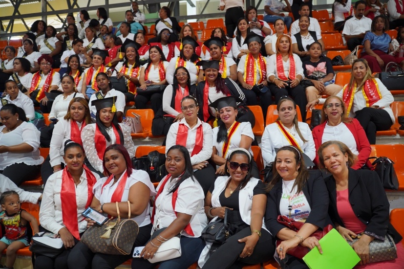 Ministerio de Educación gradua más de 6 mil padres de estudiantes del sistema educativo preuniversitario del programa “La familia se transforma desde la escuela”.