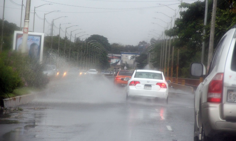 Aumentan a ocho las provincias en alerta por vaguada y paso de onda tropical