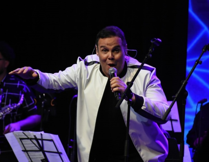 En medio de líos por reforma, el MAP contrata cantante por 900 mil pesos para cantar un himno