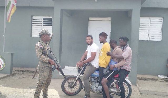 Continúan apresando traficantes de haitianos indocumentados