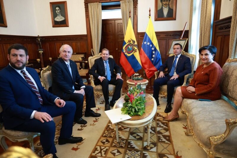 María Corina Machado pidió a los venezolanos en Perú alzar sus banderas en la visita de Edmundo González Urrutia