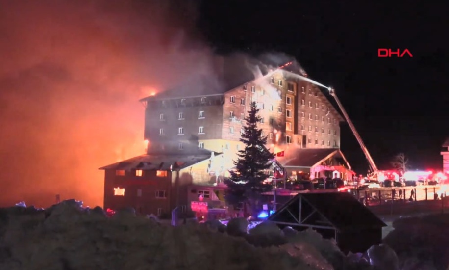 Se incendió un hotel repleto de turistas en una estación de esquí de Turquía: al menos 66 muertos y 51 heridos