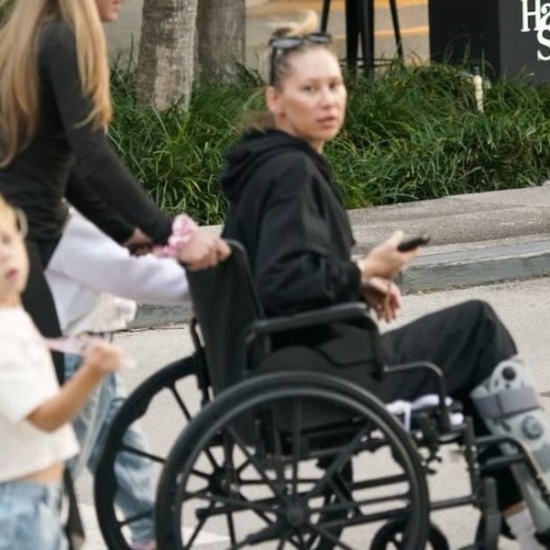 La ex tenista Anna Kournikova fue fotografiada en silla de ruedas y con una bota ortopédica a dos años de su última aparición pública