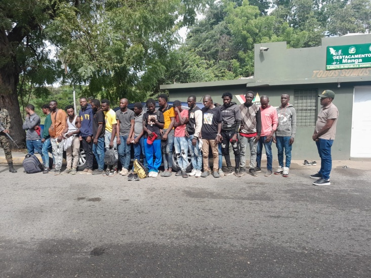Llevaba 19 haitianos indocumentados, detienen yipeta en Montecristi