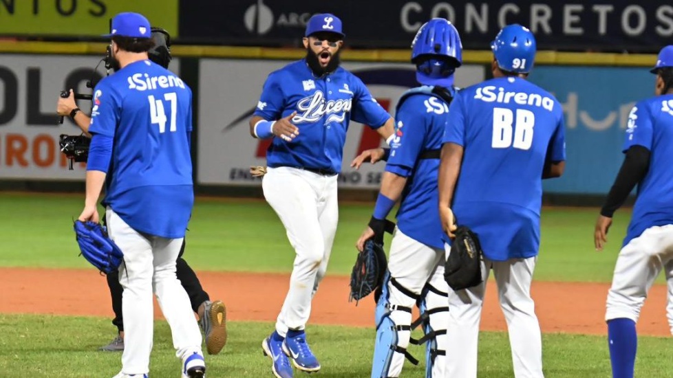 Tigres del Licey derrotan 9-3 a los Leones del Escogido en el cuarto partido y empatar a dos la serie
