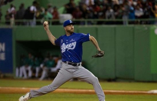  Leones del Escogido frente a Cardenales de Lara, con Brooks Hall como lanzador abridor en inicio de Serie del Caribe