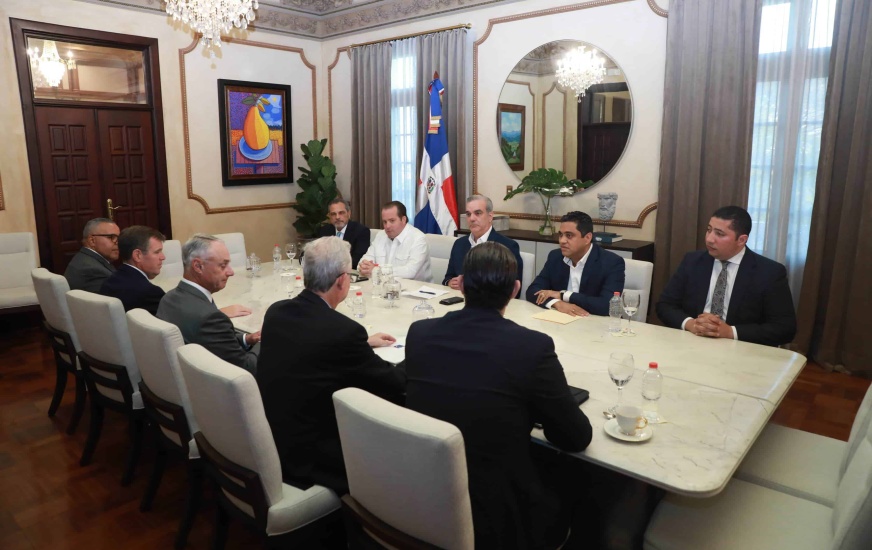 Comisionado de MLB se reunió con el presidente Luis Abinader en el Palacio Nacional