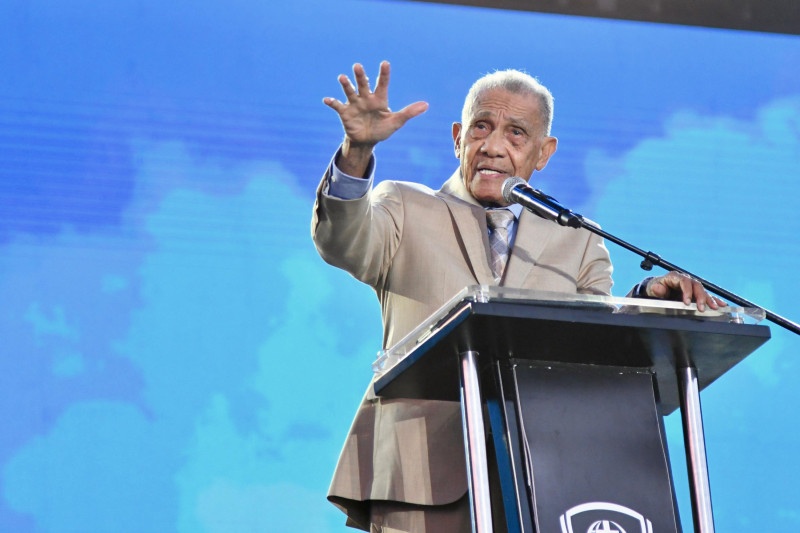 Miles de personas acuden a concentración evangélica la Batalla de la Fe