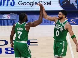 Los Celtics asaltan Denver, los Mavs se relanzan y los Suns tocan fondo, resúmen 