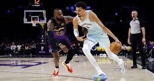 Lakers caen ante San Antonio en el partido aplazado por incendios