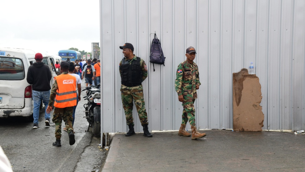 Militares mantienen vigilancia en el kilómetro 9 para evitar la concentración de vendedores en el lugar