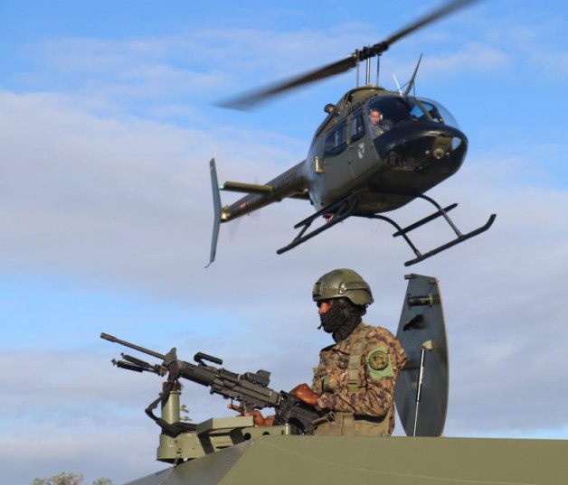 Militares del Ejército refuerzan fuertemente frontera dominicana; vehículos blindados recorren el poblado