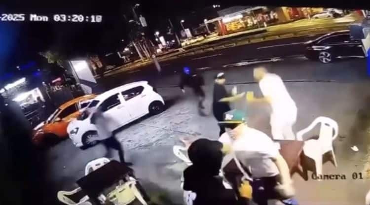 Un promotor musical y su equipo de trabajo fueron  asaltados a punta de pistolas en establecimiento de comida