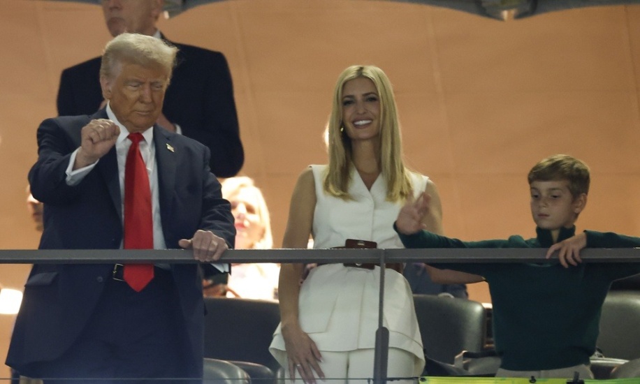 Donald Trump hace historia al presenciar el Super Bowl desde el estadio