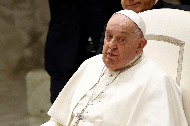 El Vaticano informó que el papa Francisco continúa con evolución favorable tras su hospitalización por neumonía