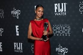 Zoé Saldaña gana el premio a mejor actriz de reparto en los Critics Choice Awards 2025