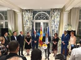 Embajada de España en RD condecora a Juan Luis Guerra