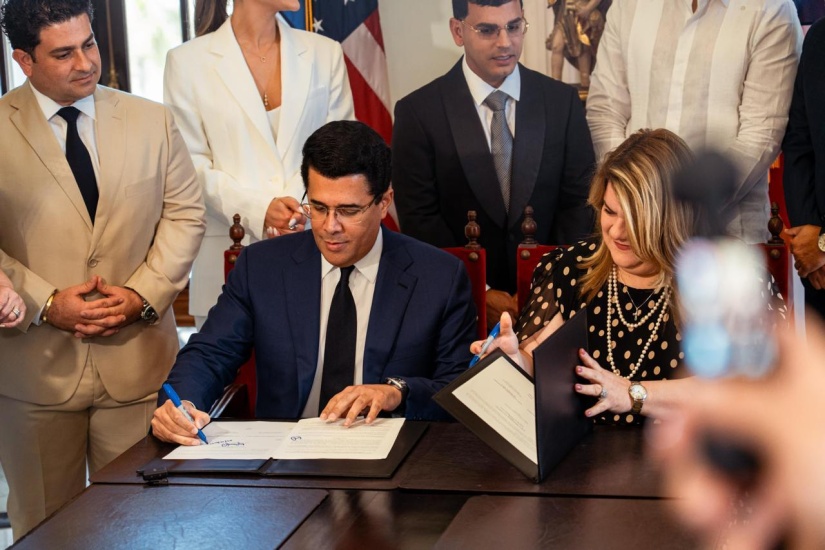 David Collado, y la gobernadora de Puerto Rico, Jenniffer González Colón, firman un Memorándum de Entendimiento sobre Cooperación en Materia de Turismo