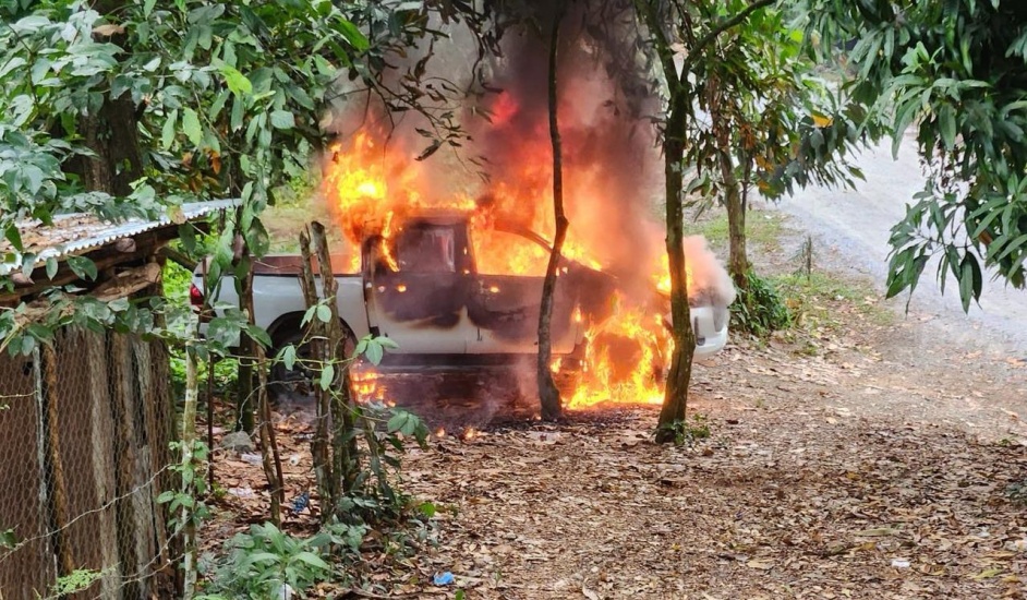 Incendian vehículo de la empresa minera Barrick Pueblo Viejo, estacionado en propiedad privada