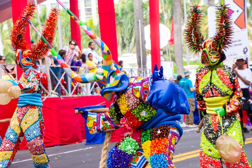 A pesar de las lluvias, música, color, tradiciones y alegría, y más de 160 comparsas en el Desfile Nacional de Carnaval