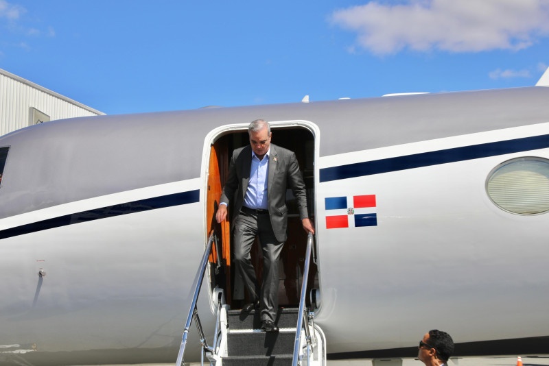 Retorna al país, el presidente Abinader tras participar en cumbre textil en Washington