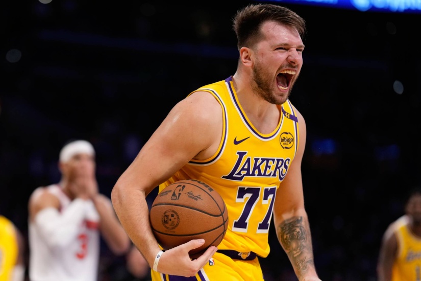 Lakers ganan duelo a los New York Knicks y sellan su octavo triunfo seguido; Warriors, Celtics y Bulls ganan