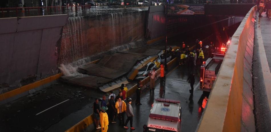 Esta madrugada un camión chocó con jeepeta en la Avenida 27 de Febrero y cayó al vacío en el desnivel