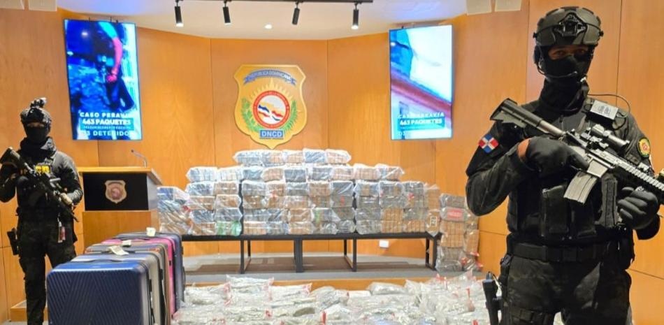 DNCD realiza operativo simultaneo e incauta 463 paquetes de cocaína en Peravia y 509 de marihuana a siete canadienses en La Romana