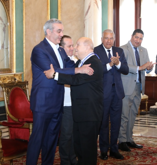 Presidente Abinader condecora a Salvador Francisco (Franklyn) Holguín Haché con la Orden Duarte, Sánchez y Mella, en el Grado Comendador
