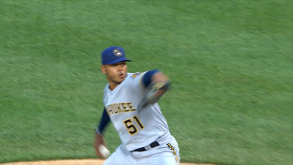 Dominicano Freddy Peralta con buen inicio a pesar de la derrota de los Cerveceros; propinó ocho ponches 