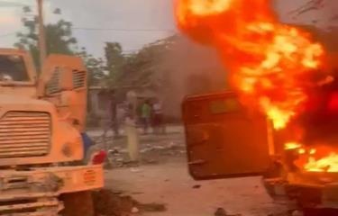 En ataque violento pandilla haitiana mata oficial de Kenia e incendia varios vehículos e la policía