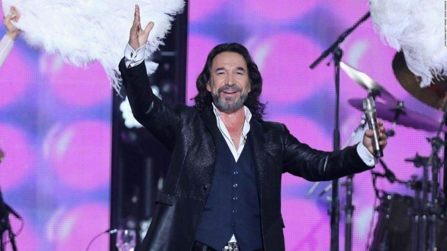 Marco Antonio Solís, “El Buki” se abraza a publico dominicano con emotivo concierto anoche en el Estadio Quisqueya.