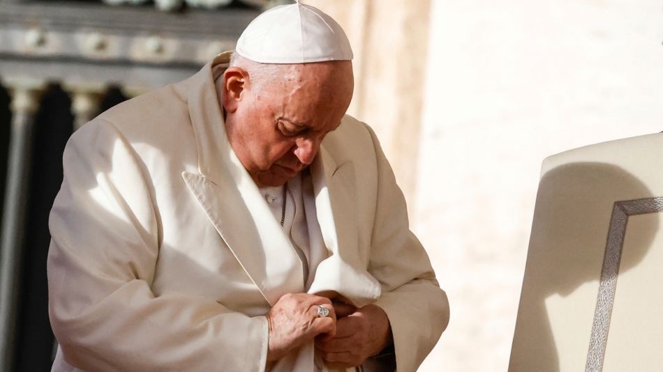 El Vaticano informó que el papa Francisco se encuentra “estable” tras una noche de buen descanso