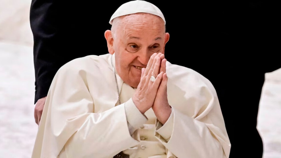Luego de cinco semanas hospitalizado, el Papa Francisco regresa al Vaticano este domingo,
