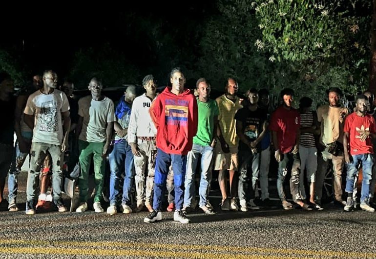 Detienen yipetas cargadas de haitianos indocumentados