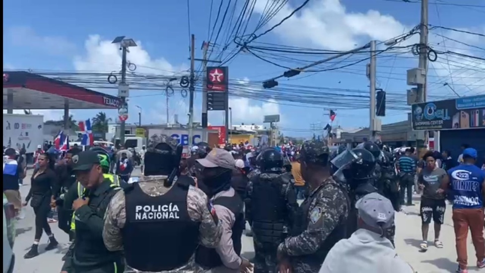 Policía envia al Ministerio Público de Higüey, a 32 personas apresadas el domingo durante la marcha en el Hoyo de Friusa