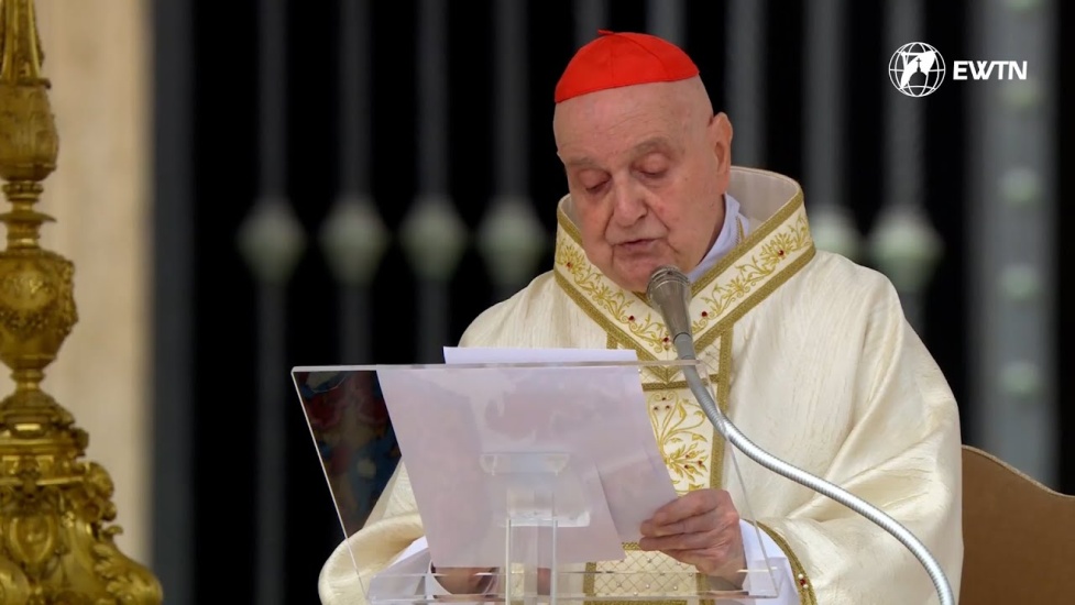 El papa delegó en el cardenal Angelo Comastri para oficiar la Misa de Resurección en la plaza de San Pedro