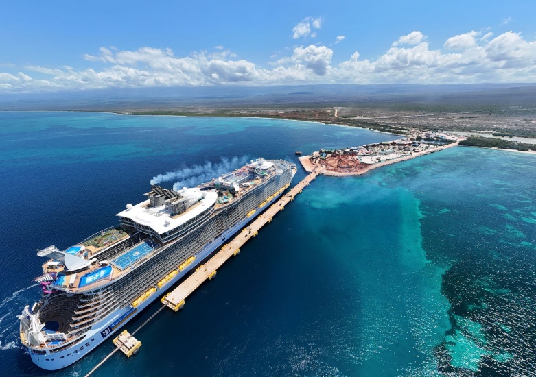 El gigante Oasis of the Seas arribó a Cabo Rojo con 8,600 personas a bordo