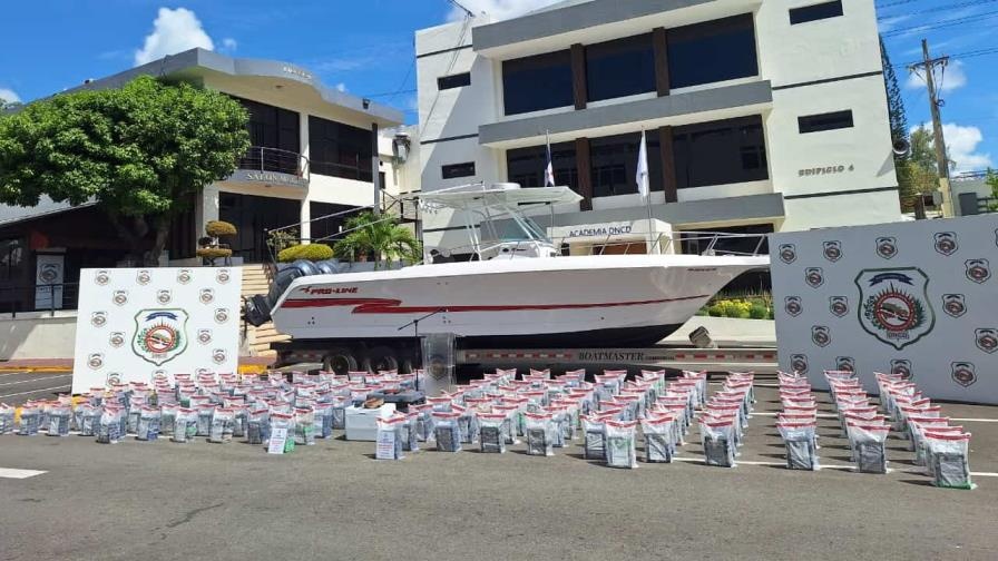 Apresan a tres hombres, durante decomiso de 993 paquetes de cocaína dentro de embarcación en La Altagracia