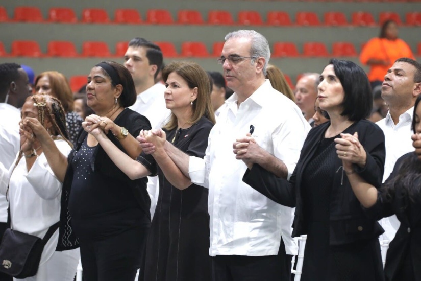 Familiares y vecinos de víctimas de Haina en el colapso del Jet Set celebran misa llena de flores blancas, llantos y exigencias de justicia.