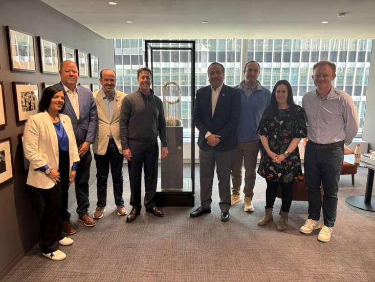 Oficina comisionado de MLB ve positivo inversión del gobierno vía Inefi en el béisbol escolar. 