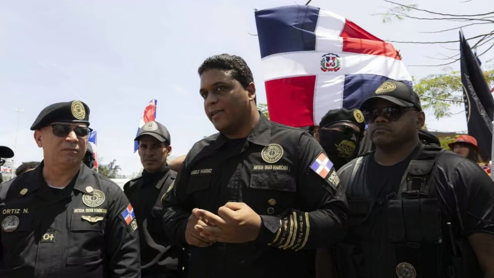Antigua Orden Dominicana marchó este jueves hacia el Palacio Nacional acompañado de cientos de personas