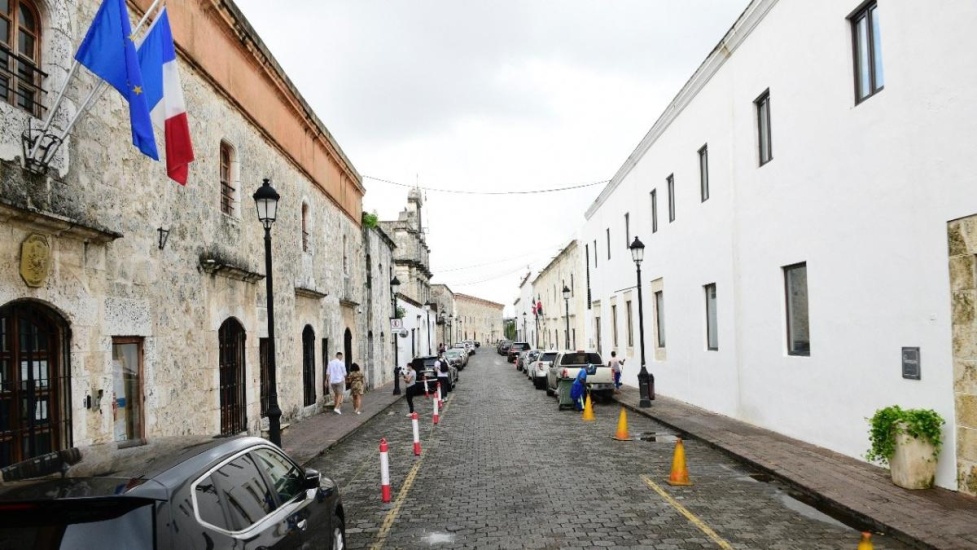 Desde este jueves quedará prohibido el estacionamiento en la calle Las Damas, en la Ciudad Colonial.
