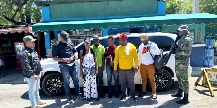 Otro chofer dominicano, abandona jeepeta con 19 indocumentados y huye de persecución militar en Valverde